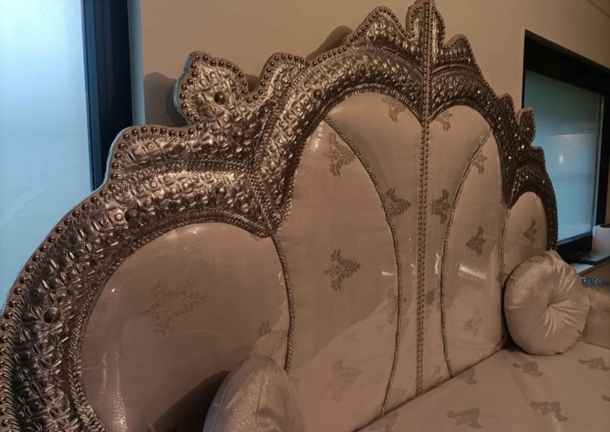 Troon feest te koop, Ophalen