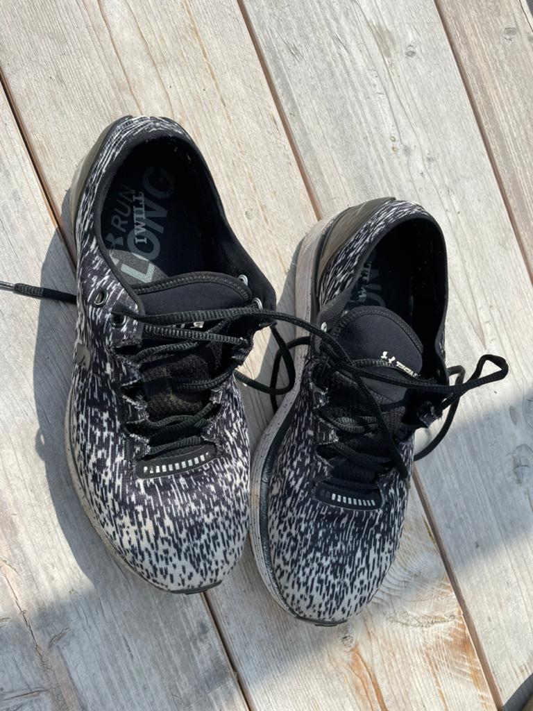 Under armour sportschoenen maat 42,5, Kleding | Heren, Schoenen, Ophalen of Verzenden, Zo goed als nieuw, Sportschoenen