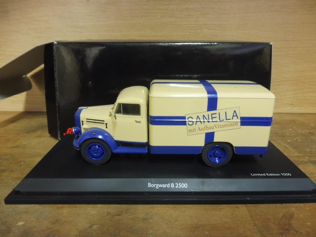 1:43 Schuco 03451 Borgward B2500 Sanella 1954-1961 1v1500st., Enlèvement ou Envoi, Comme neuf, Bus ou Camion, Schuco