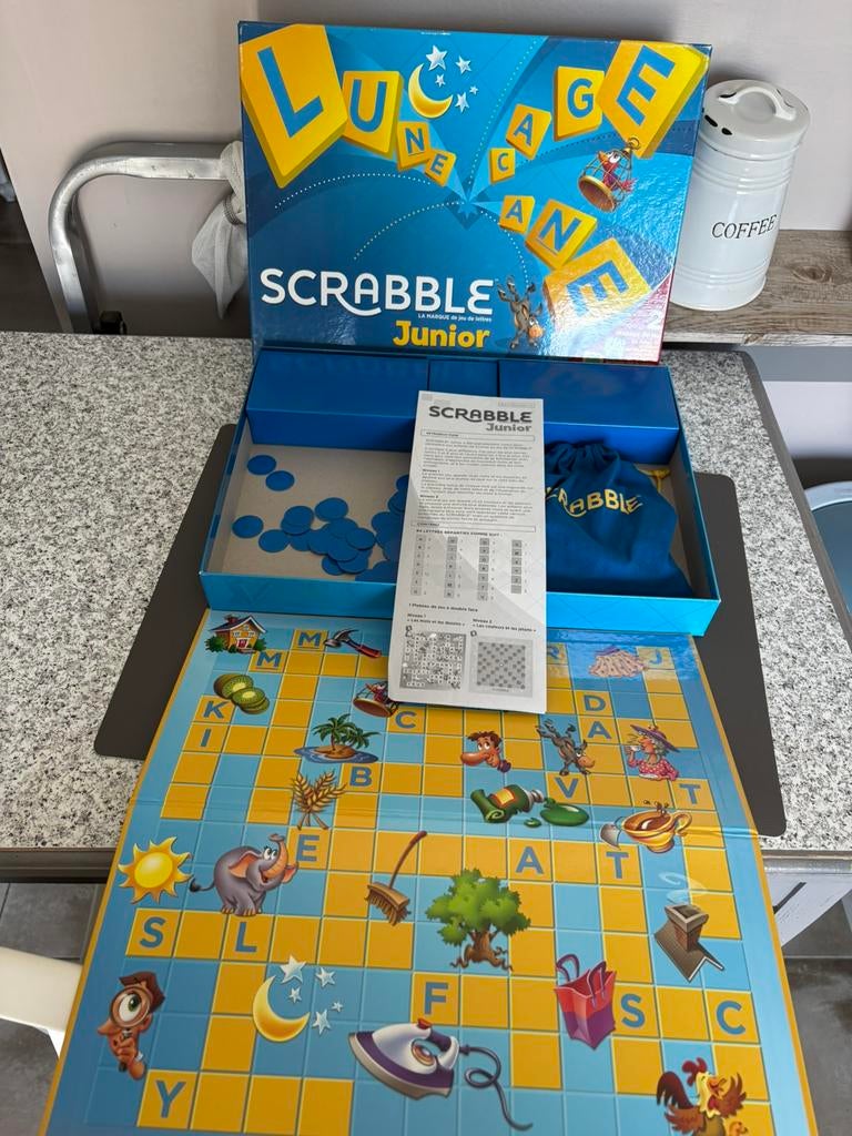 SCRABBLE JUNIOR, Hobby en Vrije tijd, Ophalen of Verzenden, Zo goed als nieuw
