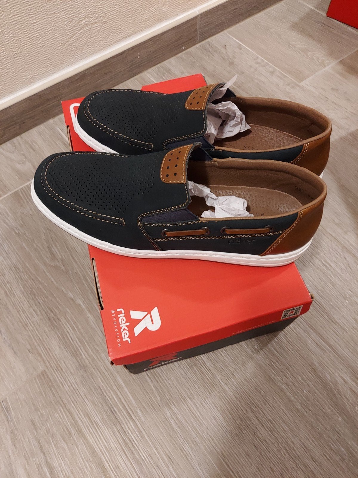 baskets, mocassins et mocassins, taille 42 cm, 4 paires neuv, Enlèvement, Neuf, Flâneurs