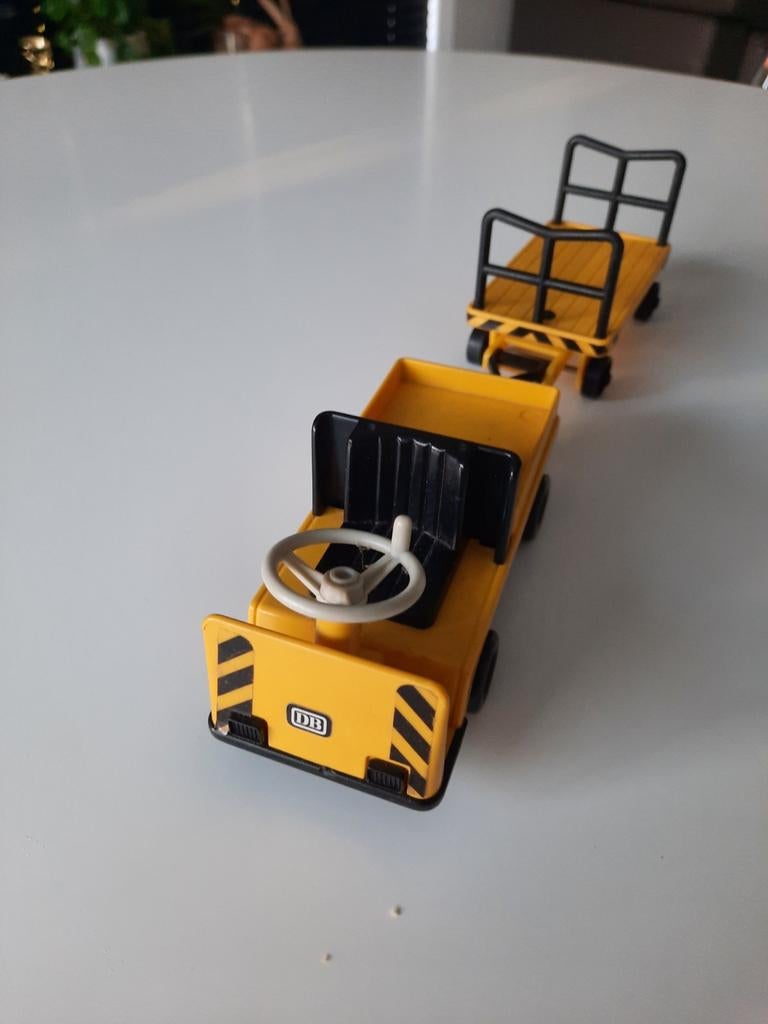 Vrachtwagen met aanhangwagen. Klein model., Ophalen