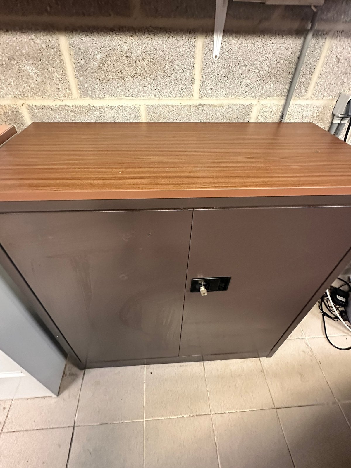 Armoire métallique, avec dessus en bois, Maison & Meubles, Enlèvement ou Envoi, Comme neuf