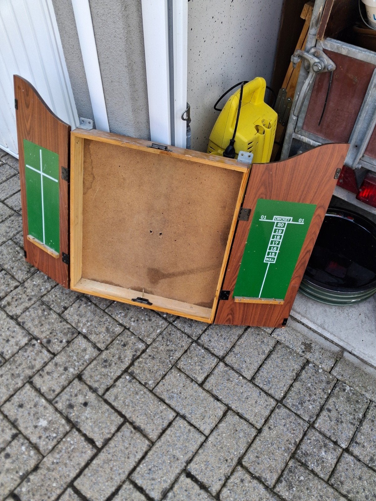Kast voor  darts, Enlèvement