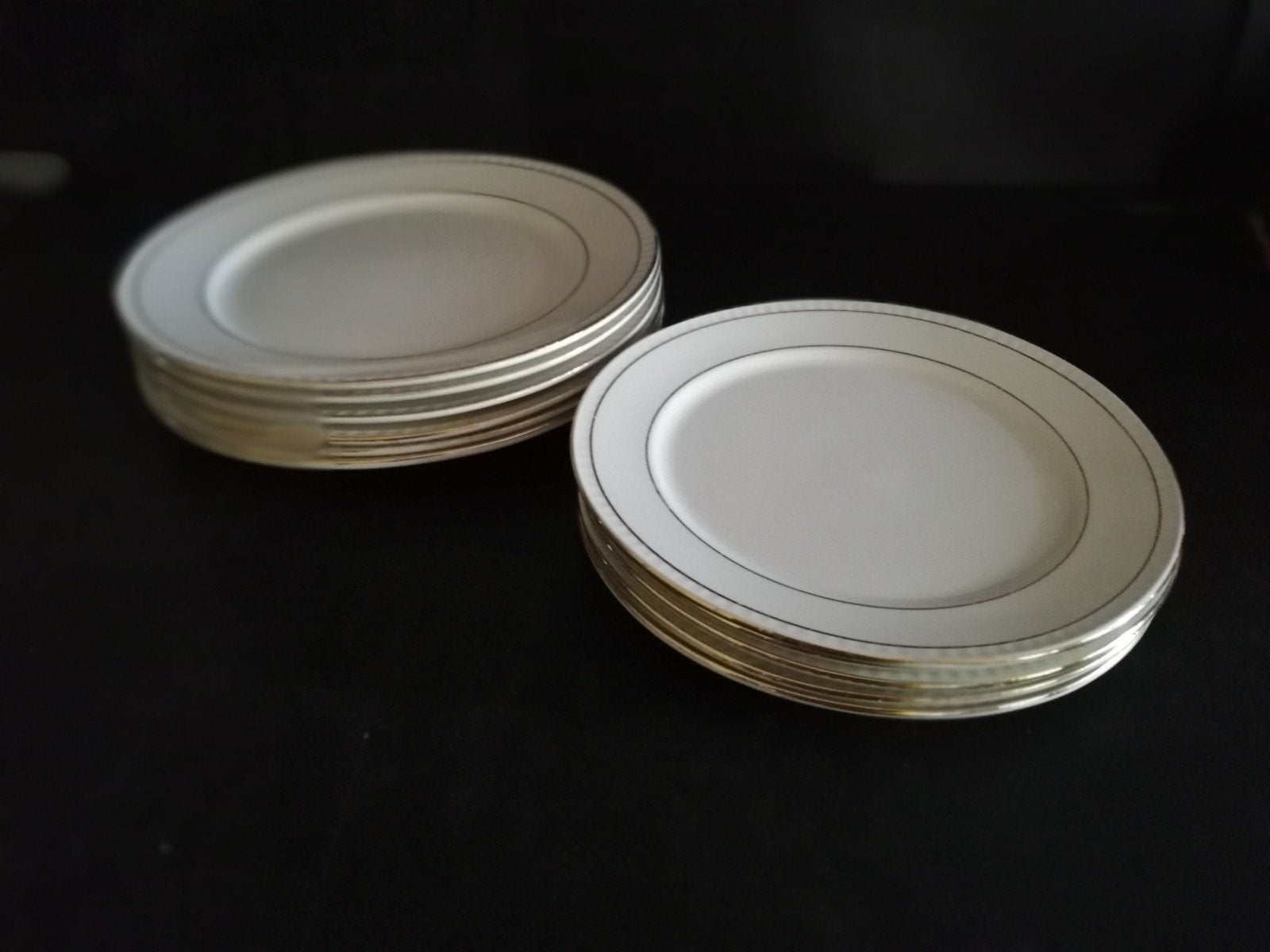 Assiettes plates, blanc cassé avec bordure dorée, Maison & Meubles, Cuisine | Vaisselle, Enlèvement, Assiettes(s)