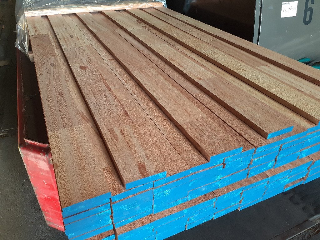Partij 149 stuks Angelim Pedra gevingerlast 18x90x5900mm, Planken, Nieuw, Ophalen of Verzenden, Hardhout