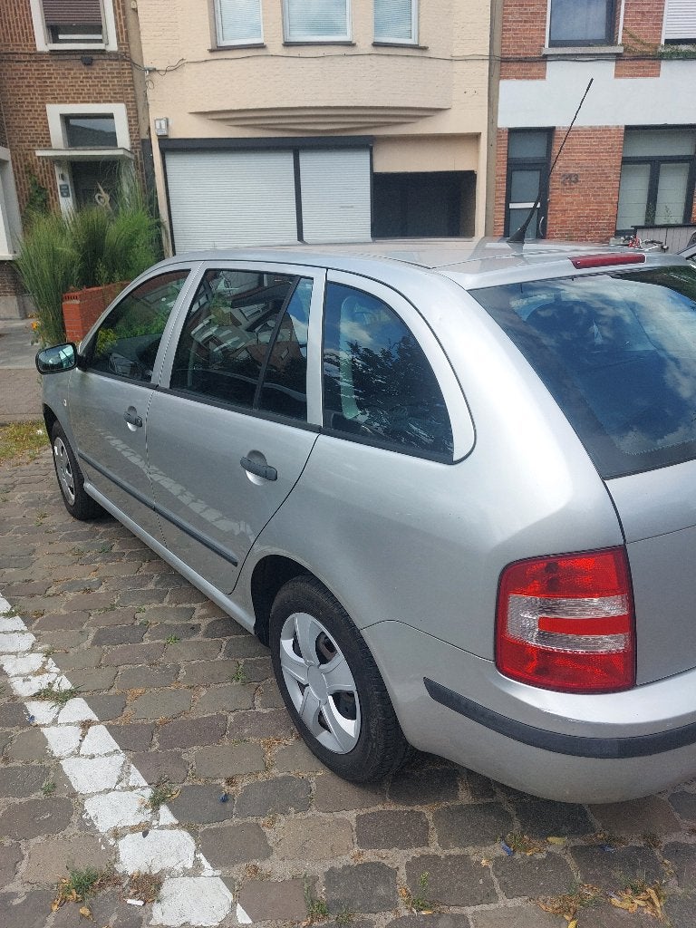 Skoda Fabia, 144 g/km, Argent ou Gris, 750 kg, 5 portes