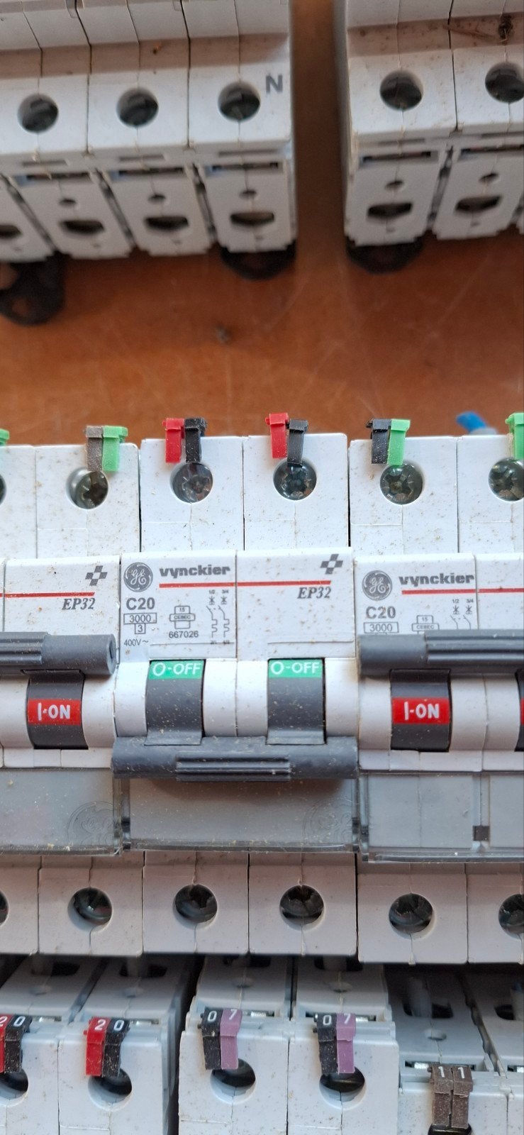 Gros lot d'électricité : 50 disjoncteurs et modules Vynckier, Enlèvement, Comme neuf, Disjoncteur différentiel