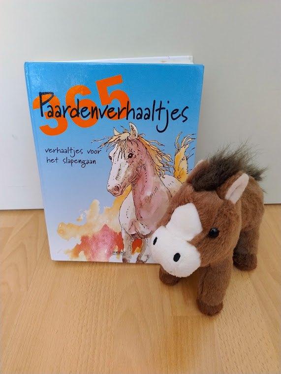 boek 365 paardenverhaaltjes + knuffel paard, Boeken, Ophalen of Verzenden, Gelezen, Fictie algemeen