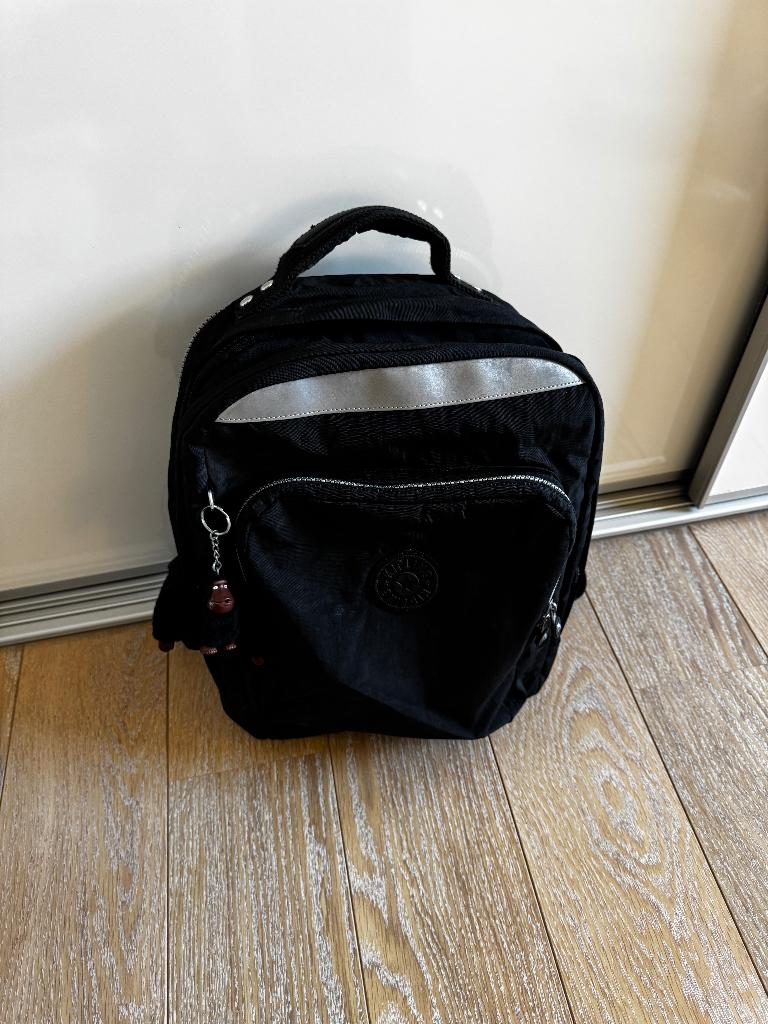 Zwarte Kipling Rugzak met Laptopvak (+ originele hanger), Ophalen, Gebruikt, 40 tot 50 cm, Aktetas of Boekentas