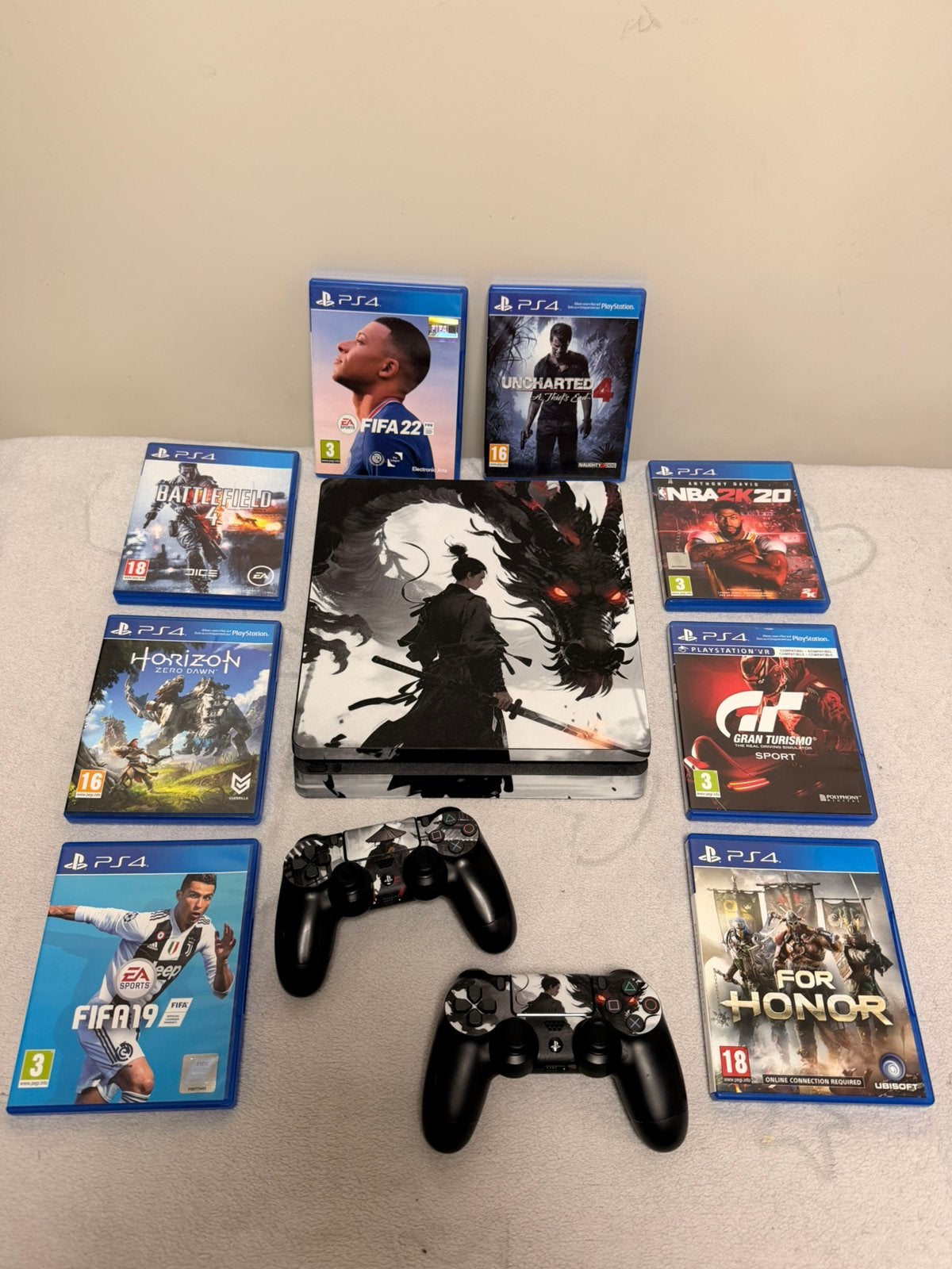 Ps 4 Slim 500GB + 2 Controllers + 8 Spellen + Samurai Skin, Enlèvement