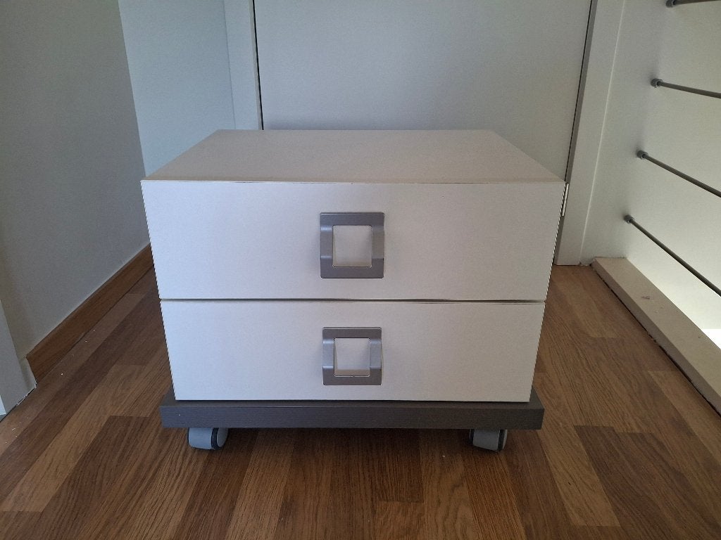 Kwaliteitsvol modern nachtkastje op wielen met 2 laden, Maison & Meubles, Bureaux, 39 cm, Autres types, Avec roues, Enlèvement