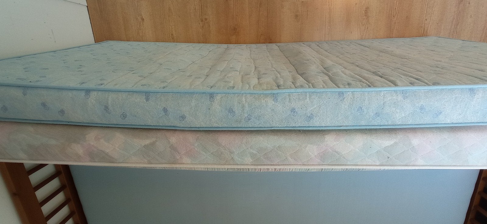 2 gratis oude matrassen van 90x200, Ophalen, Gebruikt, 90 cm, Eenpersoons