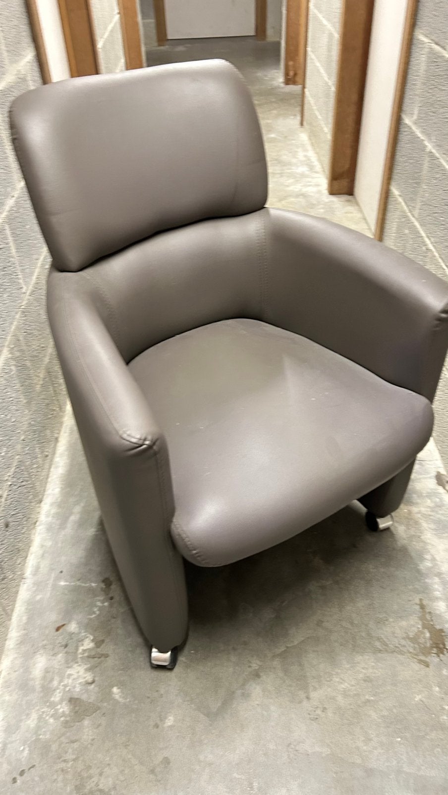 2 comfortabele fauteuils op wieltjes – grijs kunstleder, Huis en Inrichting, Ophalen, Zo goed als nieuw