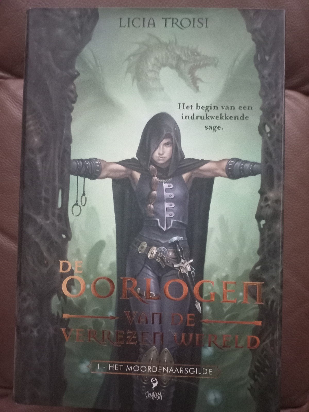 De oorlogen van de verrezen wereld, Boeken, Ophalen