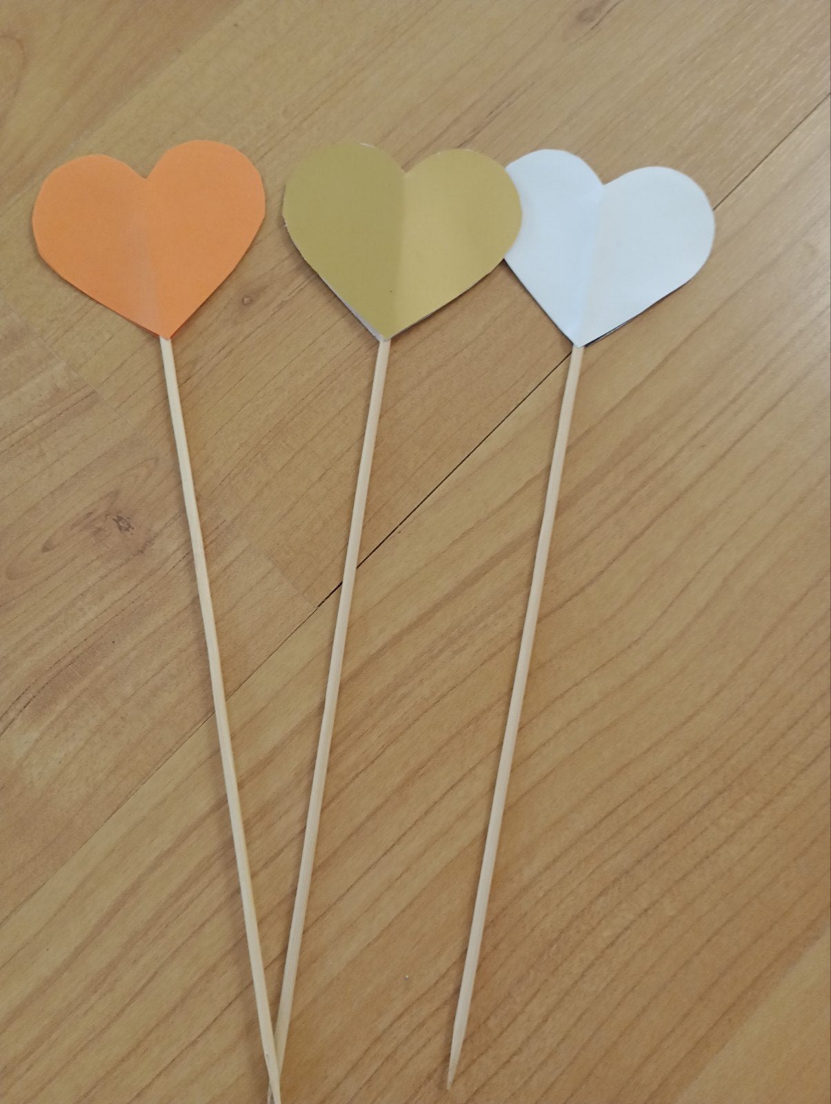 hartjes in goud kleur ,Oranje en wit, Ophalen, Zo goed als nieuw, Feestartikel