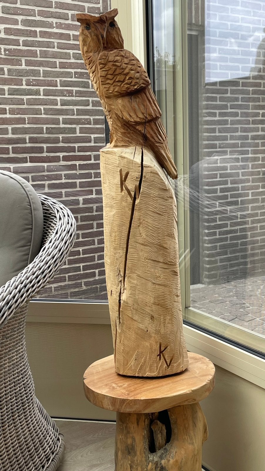 Uil uit hout gesneden op bankje, Ophalen, Hout