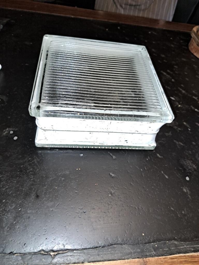 murs en verre et tuiles (n 79), Enlèvement