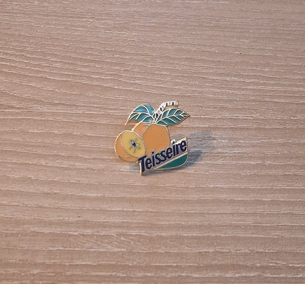 PIN - TEISSEIRE - SIROOP - SIROPE, Verzamelen, Speldjes, Pins en Buttons, Verzenden, Gebruikt, Merk, Speldje of Pin