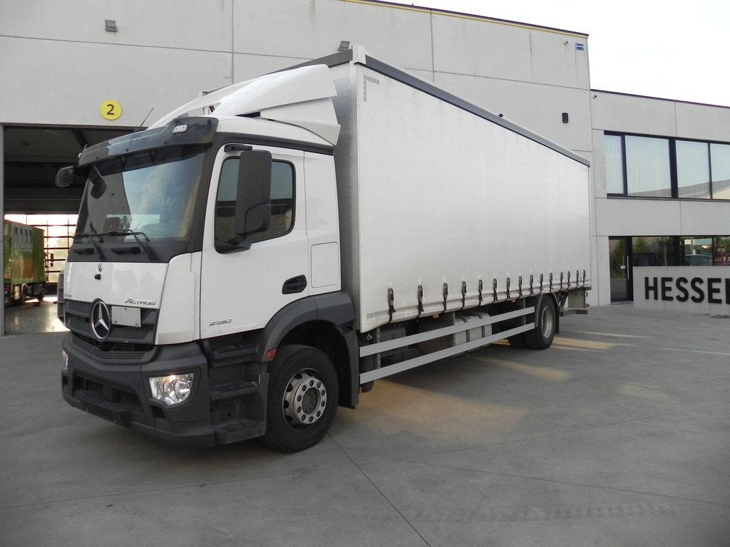 Mercedes-Benz Actros 2130 schuifzeil met 2 ton laadklep, Automaat, Euro 6, 300 pk, Wit