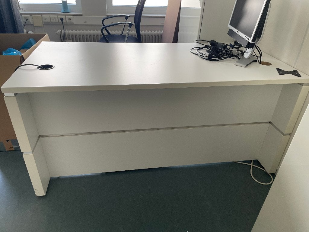 bureau blanc avec ouverture pour connexion PC, Atelier, Enlèvement, Utilisé, Bureau