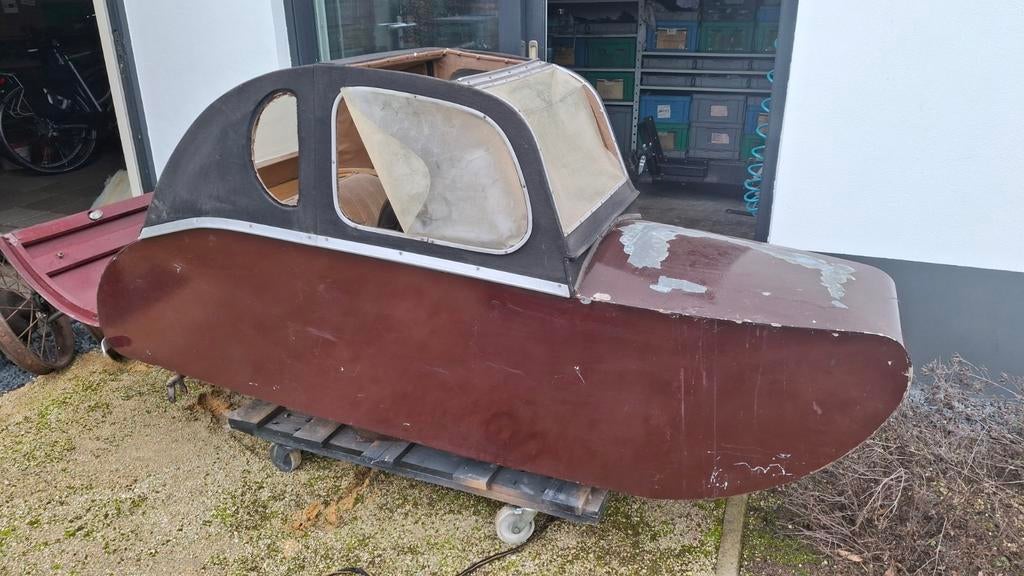 Watsonian zijspan met veel reservedelen., Ophalen