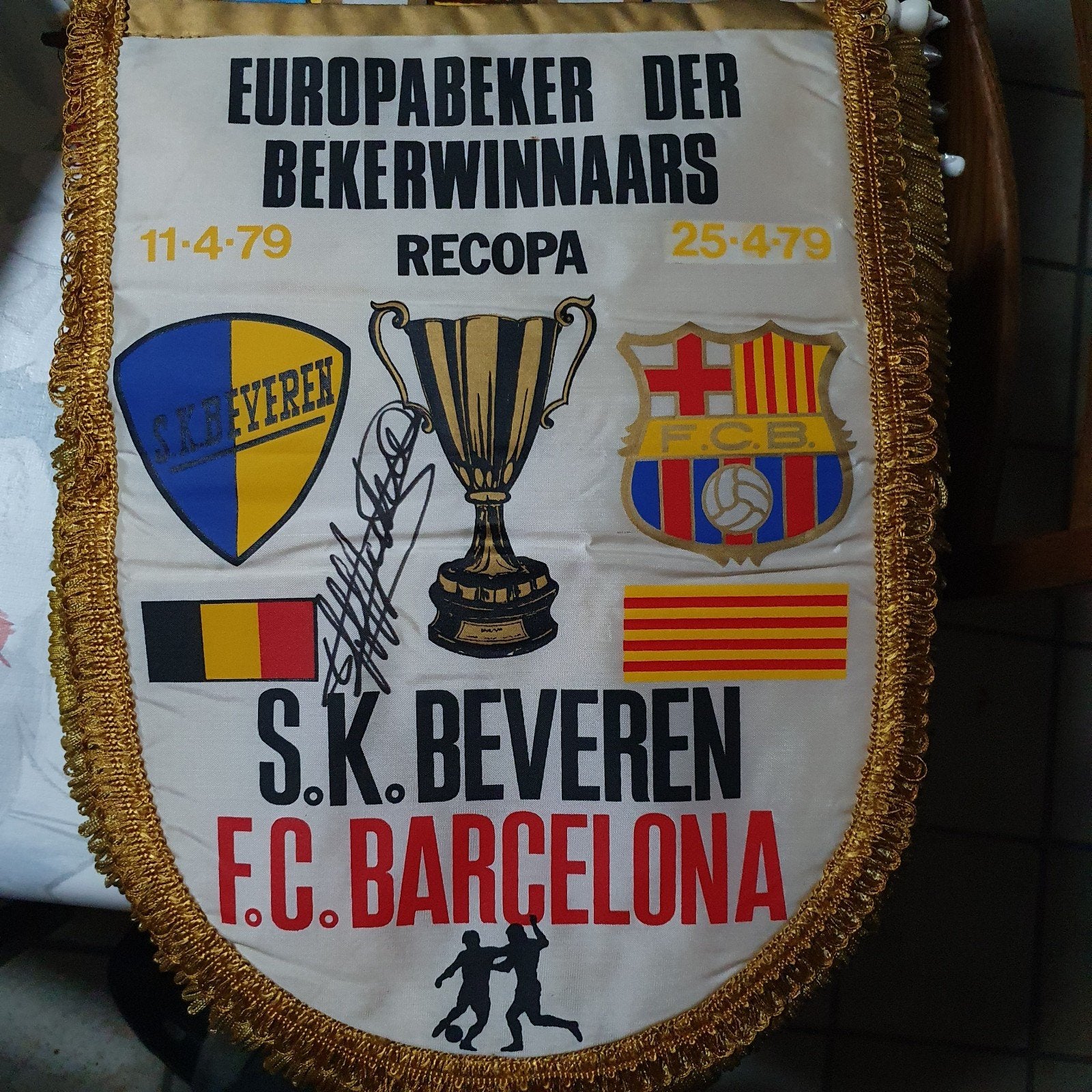 Sk beveren-fc barcelona vaandel gehandtekent door jmp, Enlèvement ou Envoi