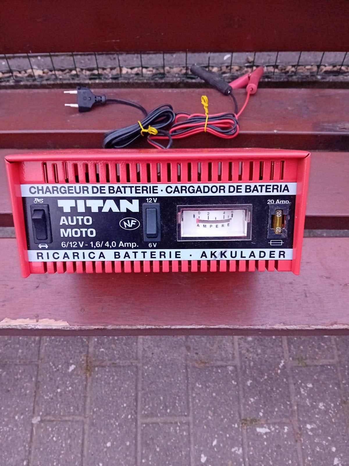 6 of 12 volt acculader als nieuw Voor in de auto, Ophalen of Verzenden