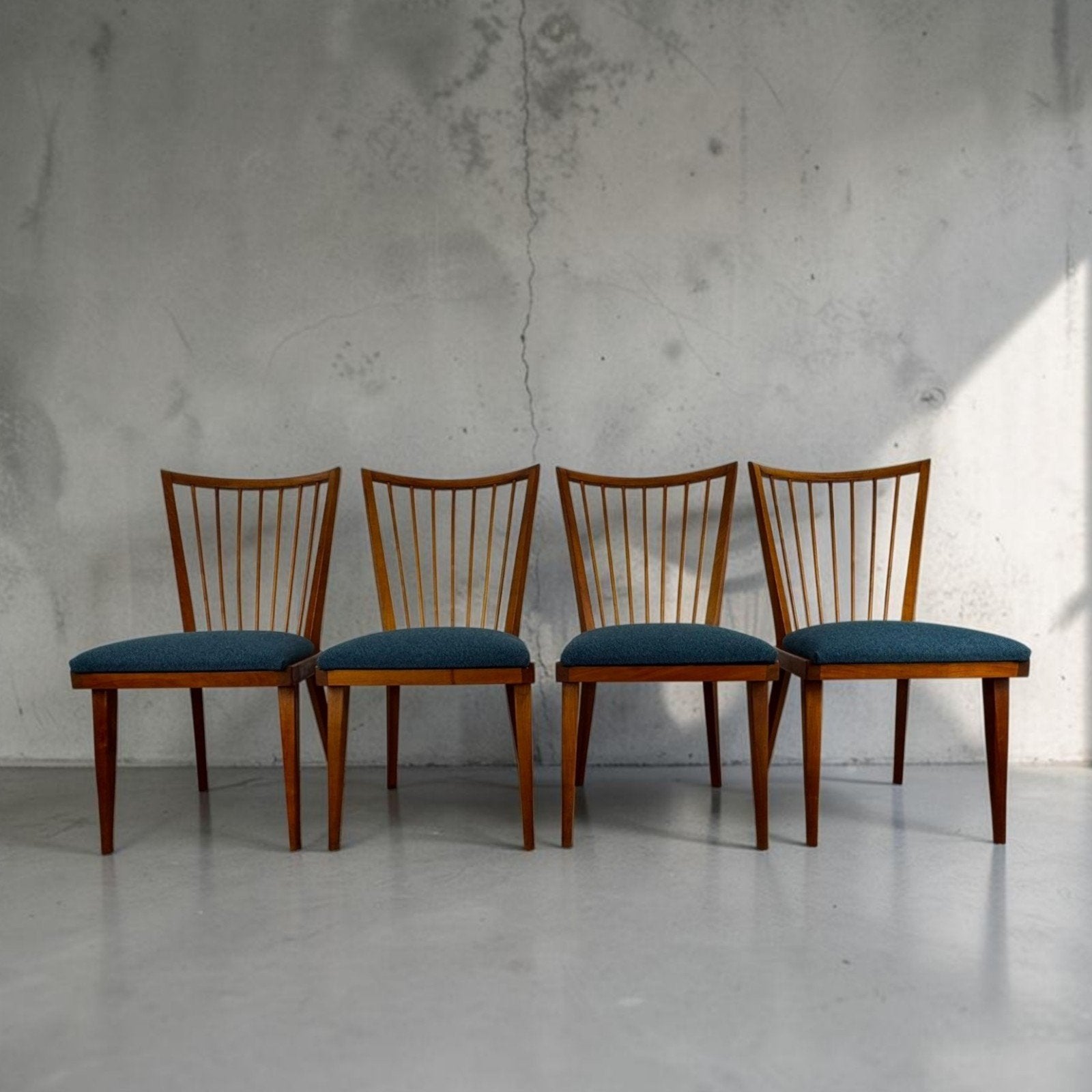 Lot de 4 chaises vintage retapissées, Maison & Meubles, Chaises, Enlèvement, Bleu, Bois, Quatre