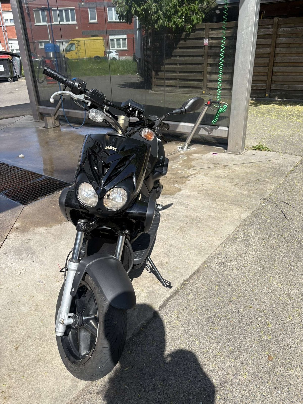 Mbk stunt Qui vend la meme je suis preneur, Bedrijf