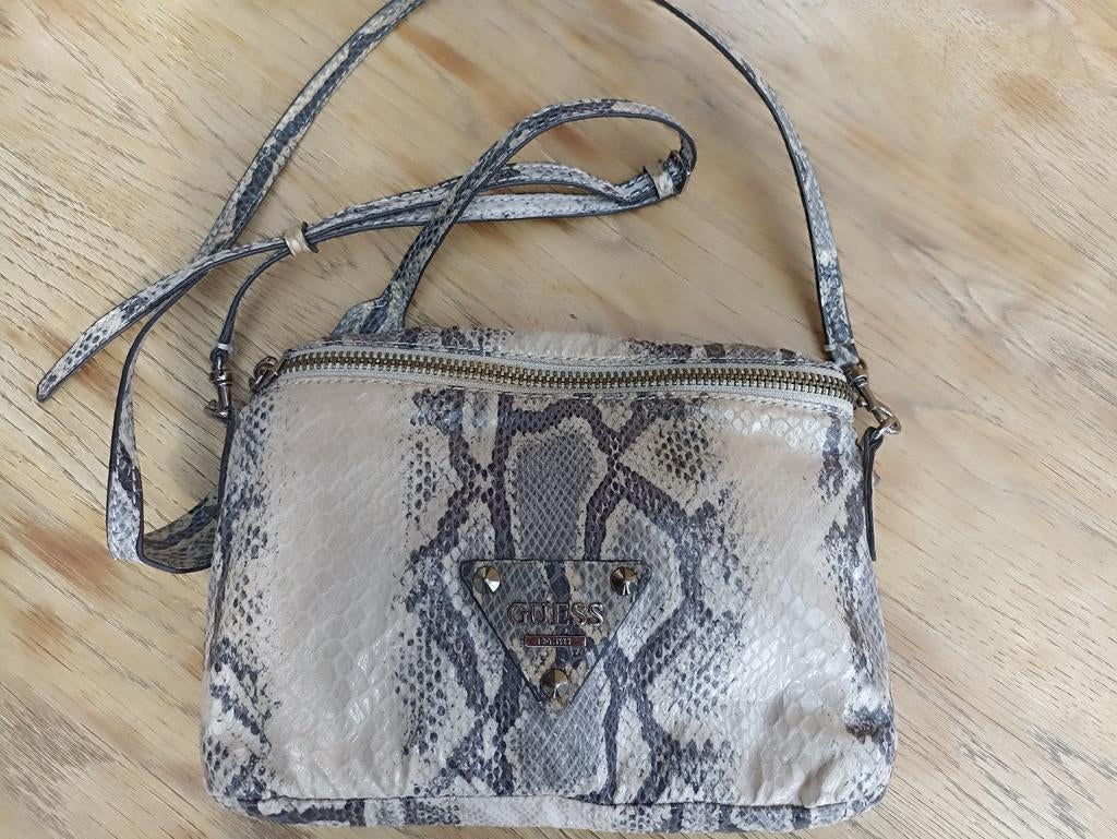 Sac bandoulière Guess imprimé "peau de serpent", Handtassen en Accessoires, Tassen | Damestassen, Ophalen of Verzenden, Gebruikt