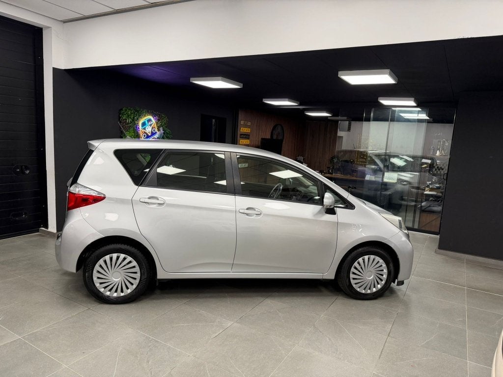 TOYOTA VERSO S 2012 BENZINE TOP STAAT, Bluetooth, Euro 5, Zwart, Verso-S