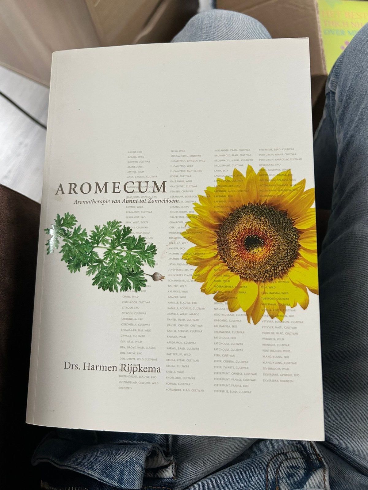 Twee boeken over aromatherapie en eterische ien, Boeken, Ophalen, Zo goed als nieuw