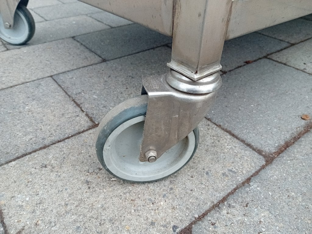 Inox tafel op wielen, Ophalen