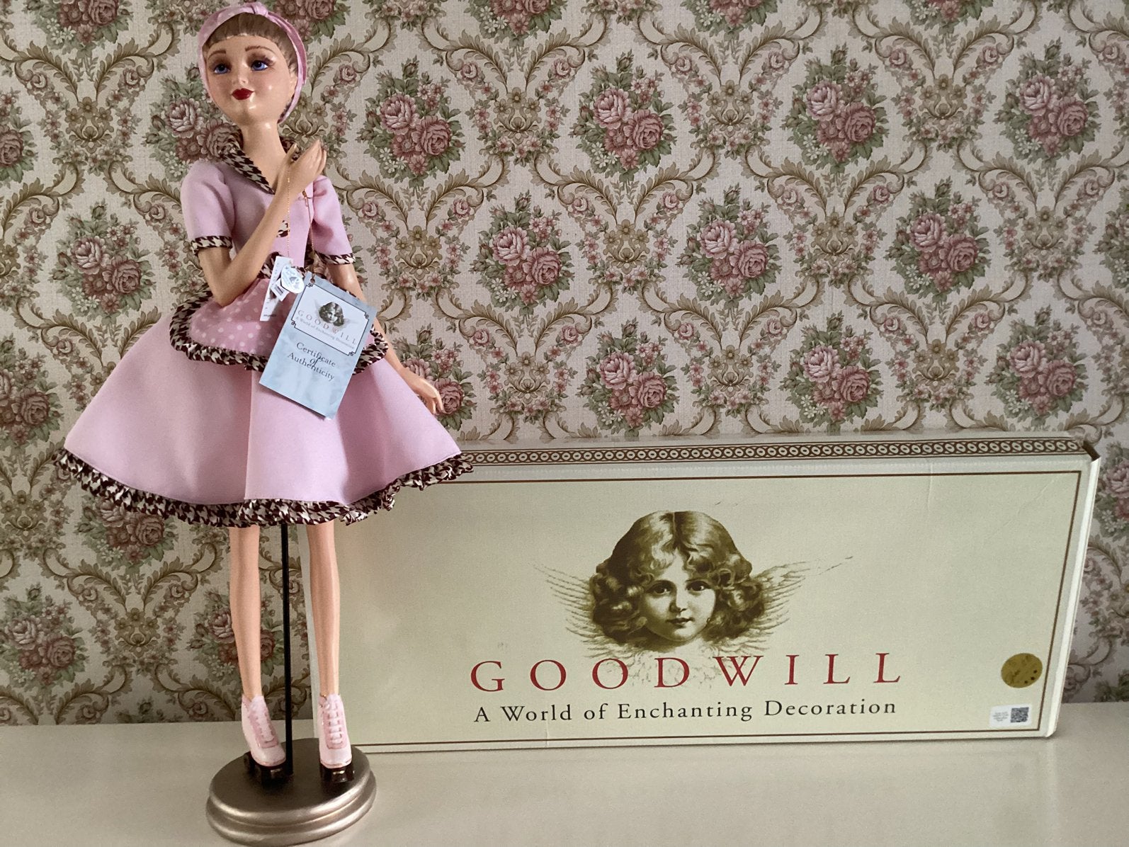 GOODWILL " DE CHOCOLICIOUS WAITRESS GIRL " BY ROYAL THINGS, Verzamelen, Poppen, Ophalen, Zo goed als nieuw, Pop