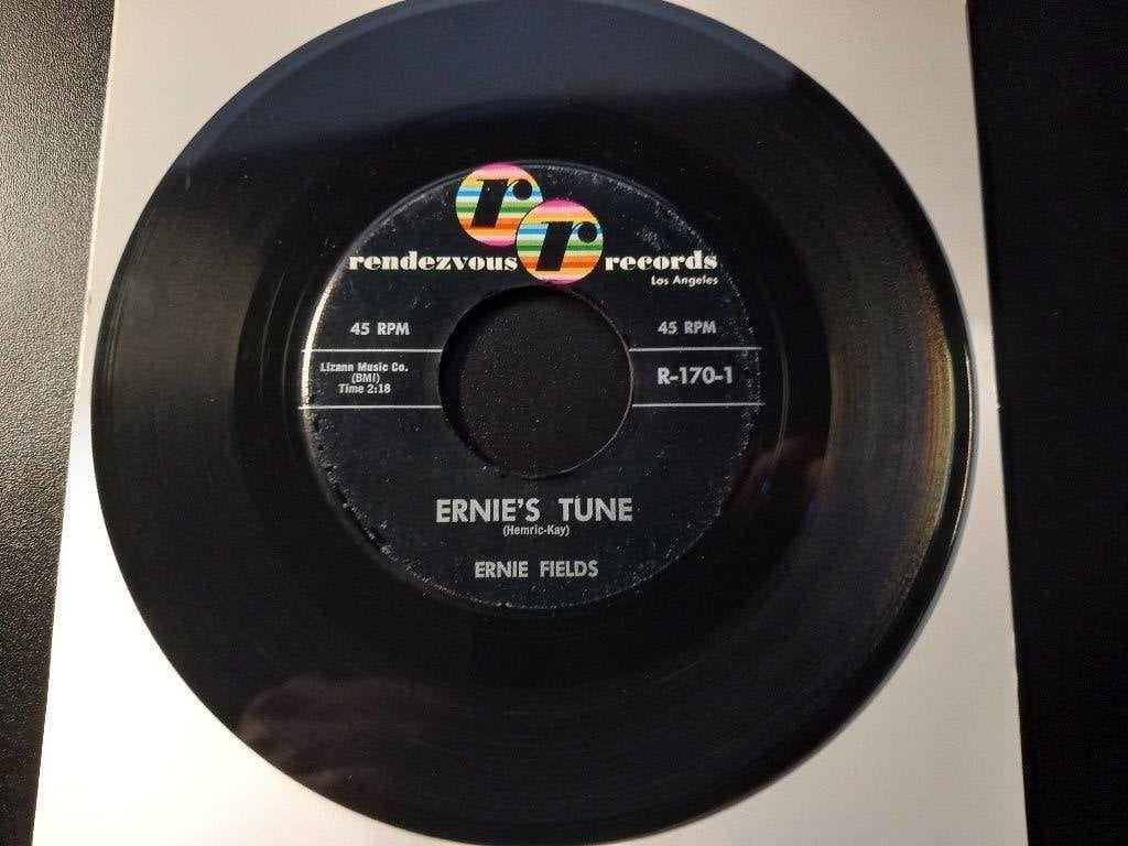 Ernie Fields ‎– Ernie's Tune '7 Popcorn '', Gebruikt, 7 inch, Ophalen of Verzenden, Beschermende buitenhoes
