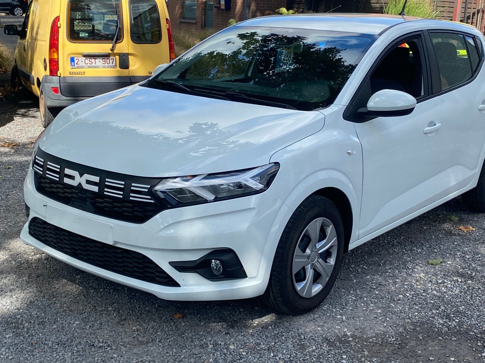 Dacia Sandero 1.300 km, Auto's, Voorwielaandrijving, Dealer onderhouden, Wit, Bedrijf