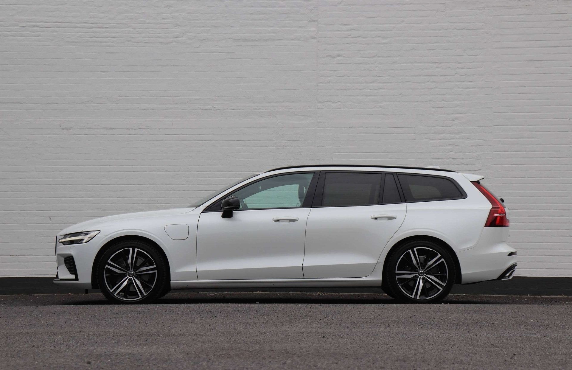 Volvo V60 T6 Recharge AWD PHEV R-Design - Black/H&K/Cam/19", Auto's, Automaat, Dealer onderhouden, https://public.car-pass.be/vhr/c4c4e708-4912-40db-8bce-4d03ca3d1eee