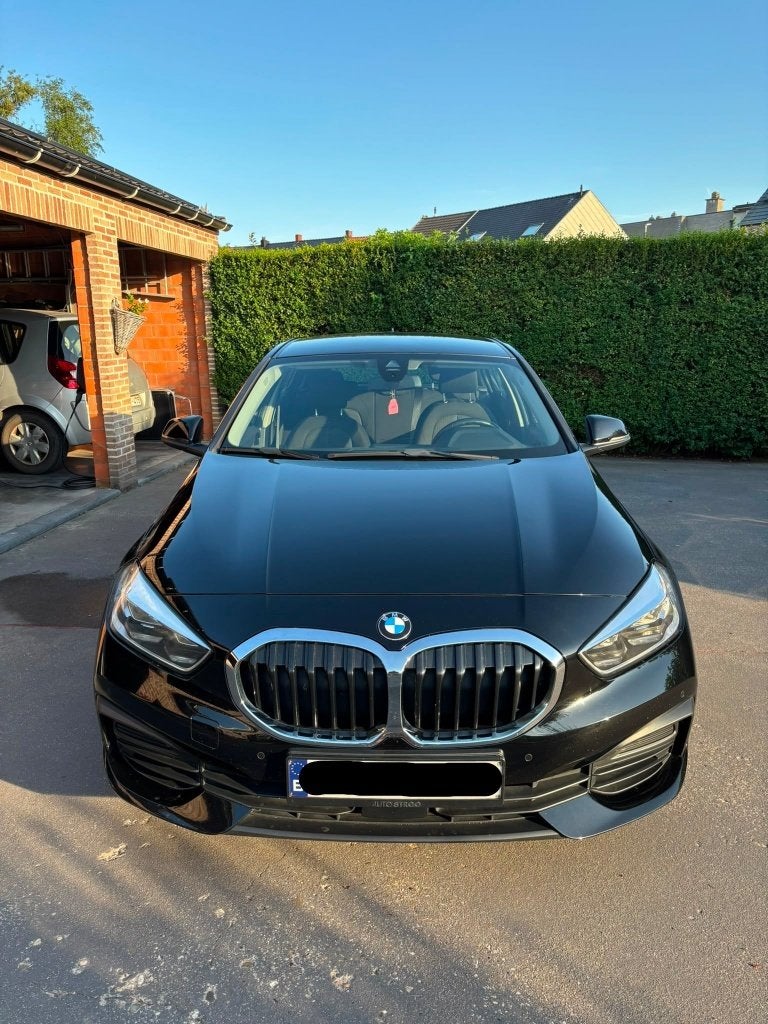 BMW 118i F40 Adv - Afneembare trekhaak - Nieuwe koppeling, Auto's, Voorwielaandrijving, Euro 6, Zwart, Handgeschakeld