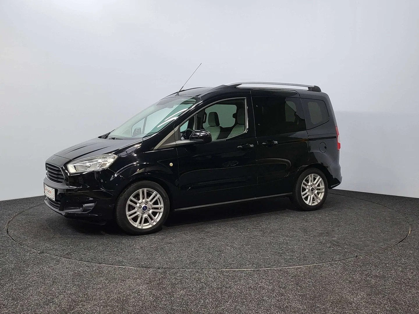 Ford Tourneo Courier 1.0 EcoBoost | 2018 | 101.028 km | Radi, Stof, Gebruikt, https://public.car-pass.be/vhr/f8835b5d-a063-4b04-b8eb-fd684956327f