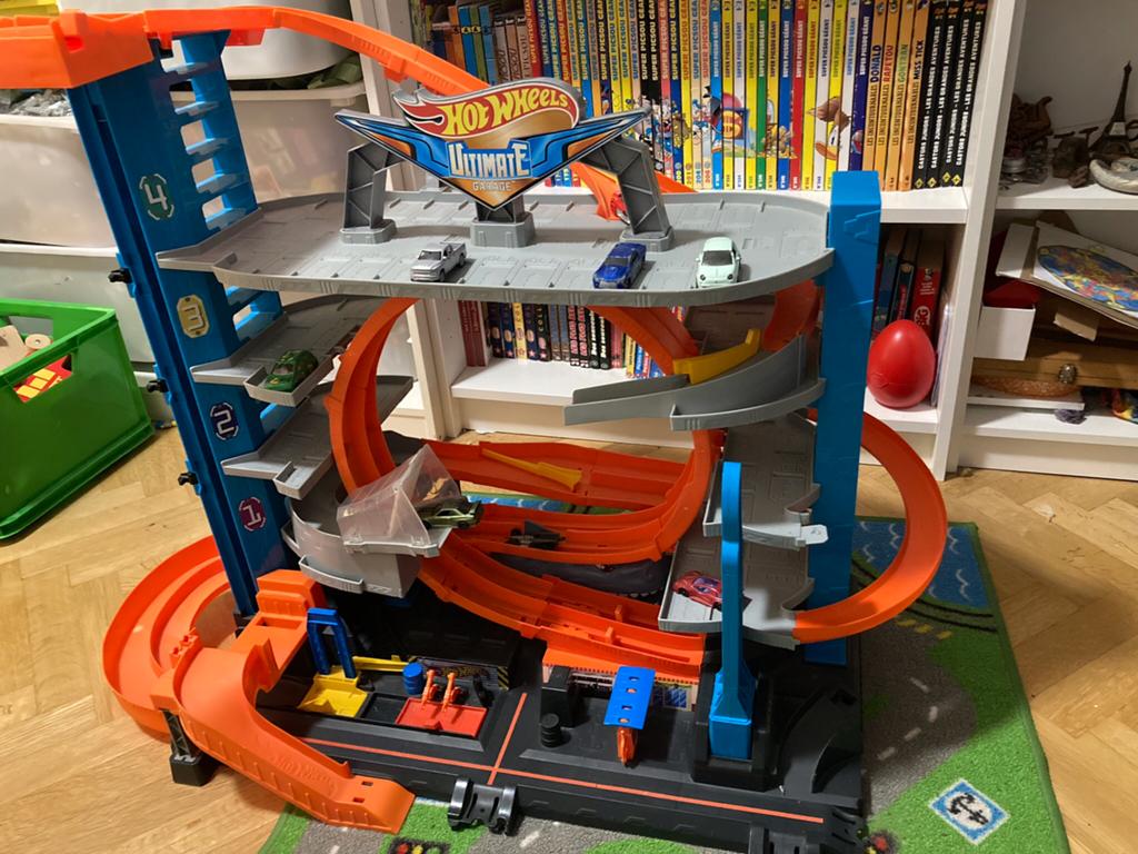 Garage Hot Wheels Ultimate Garage avec attaque de Requin, Enfants & Bébés, Jouets | Circuits, Mécanique à remonter, Comme neuf