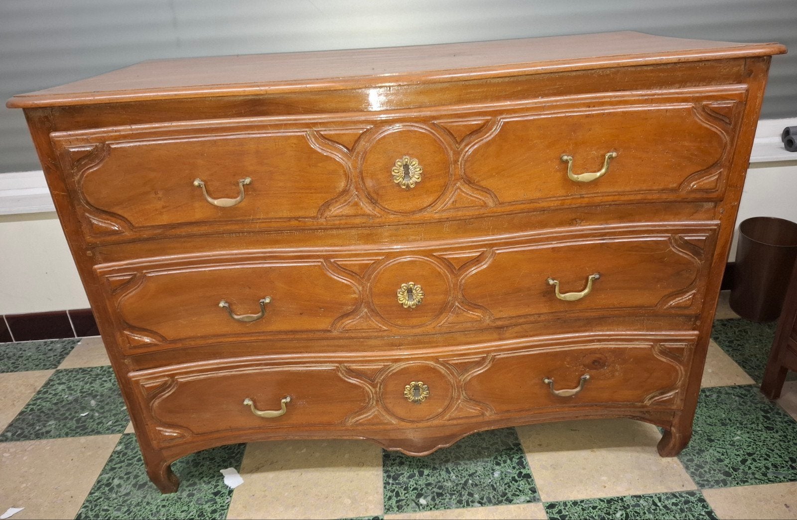 Commode forme "arbalète " 3 tiroirs Louis XV., Enlèvement