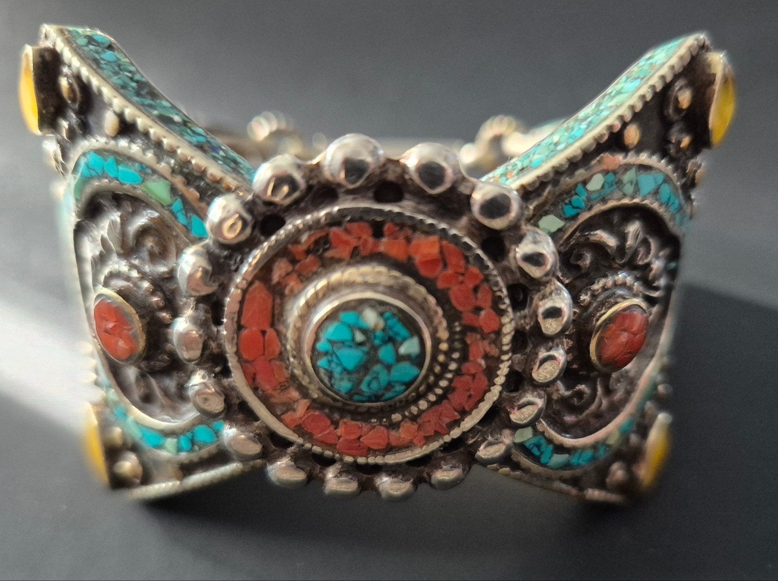 Magnifique bracelet tibétain vintage, richement décoré de, Enlèvement ou Envoi, Utilisé