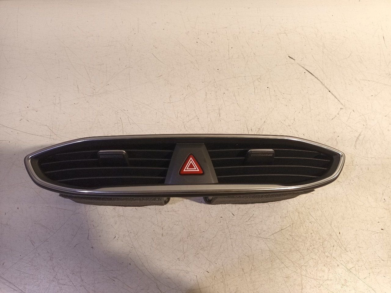 Dashboard luchtrooster midden Hyundai Santa Fe, Onderdelen@venauto.nl, Van der Ven Autorecycling B.V., Ettenseweg 76, 4706 PB Roosendaal, The Netherlands
