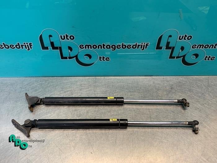 Set Gasdempers Achterklep van een Toyota Corolla (Corolla 96, Gebruikt, -, -, Ophalen of Verzenden