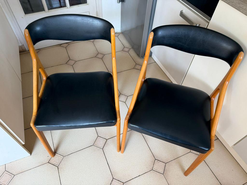 2 Scandinavische stoelen in skai en hout, Huis en Inrichting, Stoelen, Ophalen, Gebruikt, Twee, Zwart