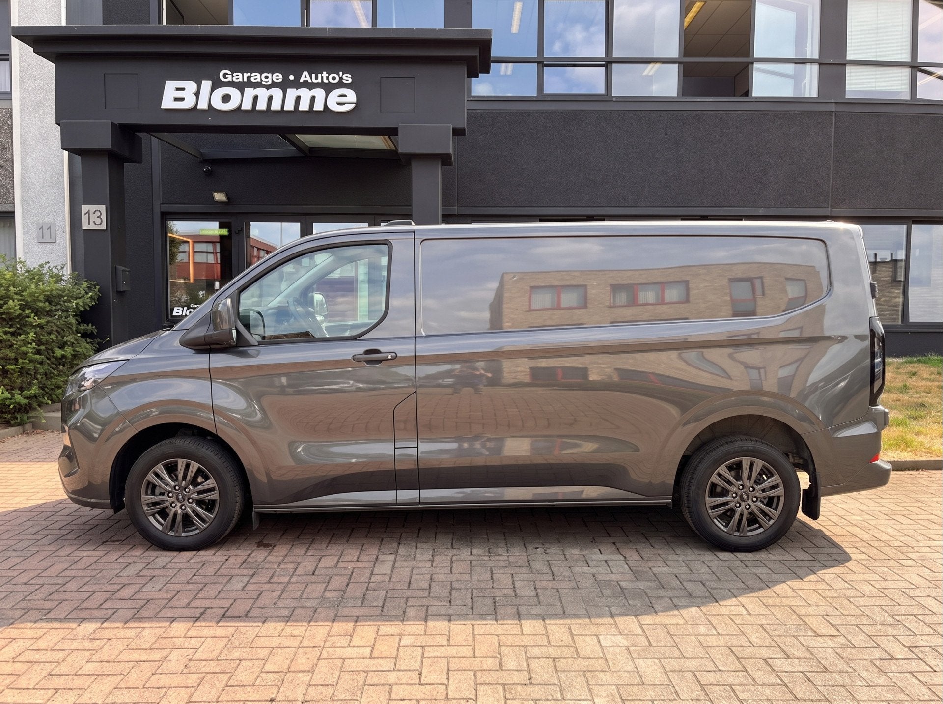 Ford Transit Custom 320 2.0 TDCI L2H1 Limited (bj 2024), Voorwielaandrijving, Dealer onderhouden, Gebruikt, 4 cilinders