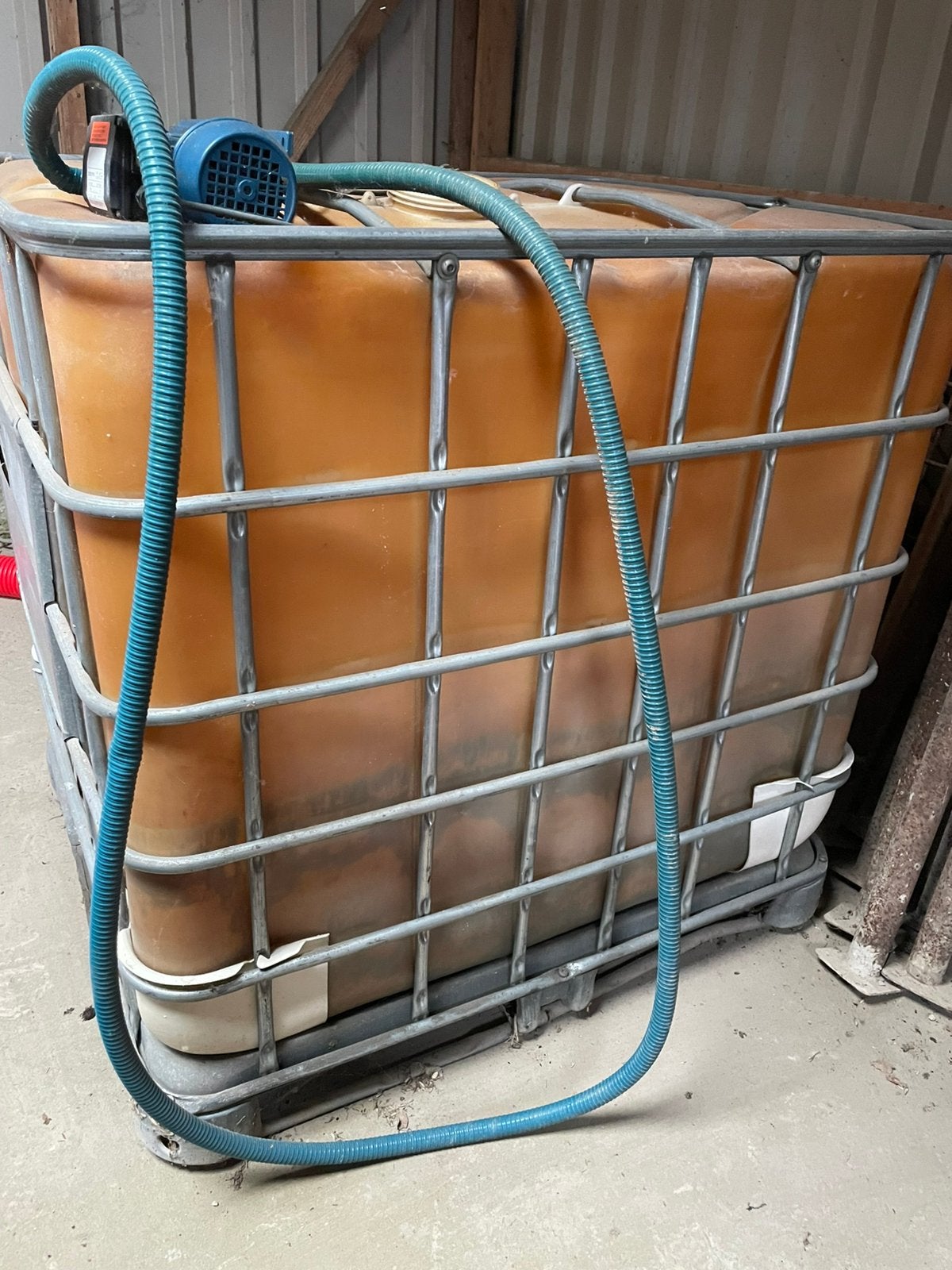 Vat met diesel pistool, Ophalen