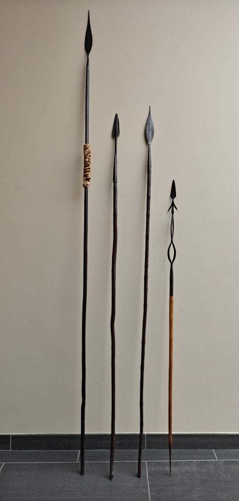 Set van 4 Afrikaanse decoratieve speren, Antiek en Kunst, Bruin, Afrika, Handgemaakt, Ophalen