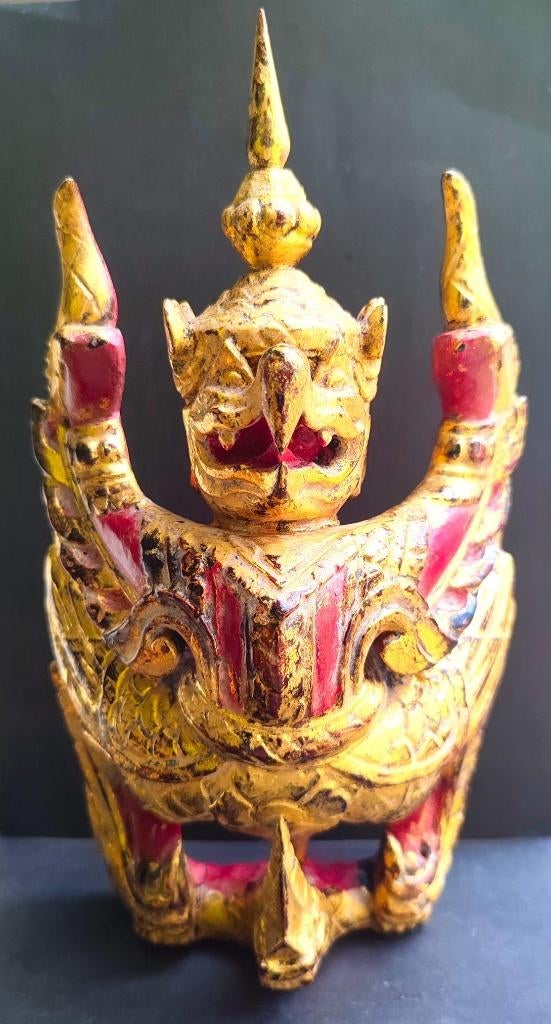 Polychroom verguld Garuda houtschulptuur Thailand 20e eeuw, Antiek en Kunst, Houtsnijwerk, Handgemaakt, Rood, Ophalen of Verzenden